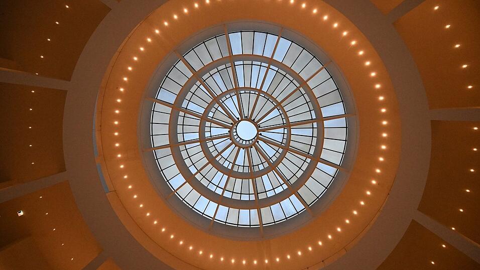 Das Dach der Rotunde der Pinakothek der Moderne ist hell erleuchtet. Das Dach der Rotunde der Pinakothek der Moderne ist hell erleuchtet.