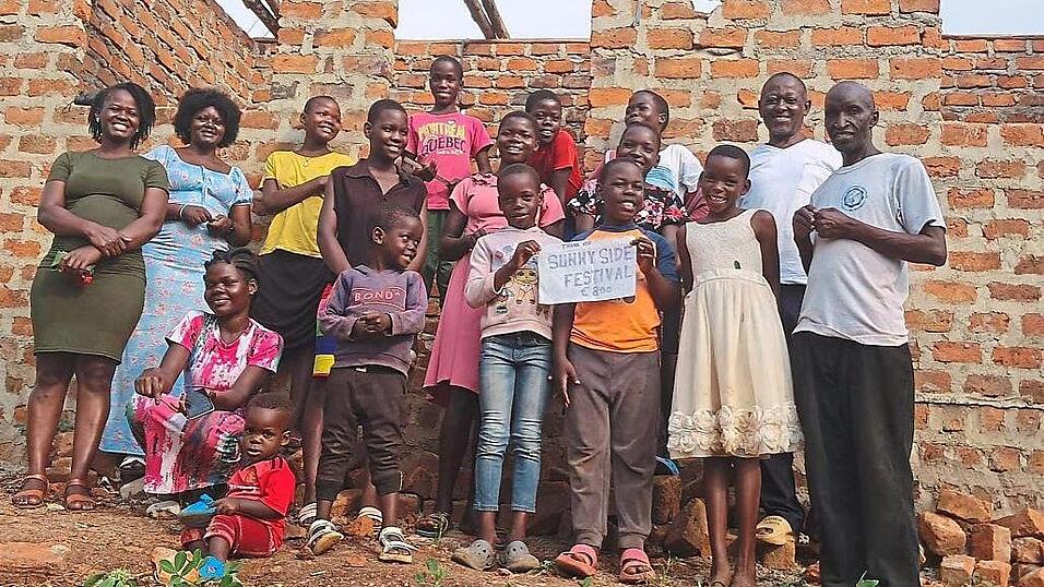 Spendenübergabe bei Tieyo, mit Vorstandschaft und den unterstützten jungen Menschen; im Hintergrund das Gebäude welches von und für Tieyo gebaut wird. Spendenübergabe bei Tieyo, mit Vorstandschaft und den unterstützten jungen Menschen; im Hintergrund das Gebäude welches von und für Tieyo gebaut wird.