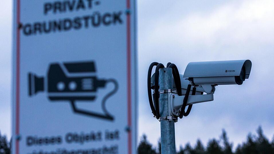 Aufnahmen von Videoüberwachungsanlagen führten die PI Landau zum Tatverdächtigen. (Symbolbild) Aufnahmen von Videoüberwachungsanlagen führten die PI Landau zum Tatverdächtigen. (Symbolbild)