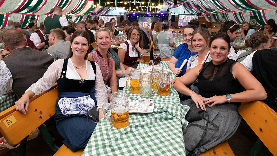 Echte Blasmusikfans lie&szlig;en sich den Montagabend im Festzelt Weckmann nicht entgehen.