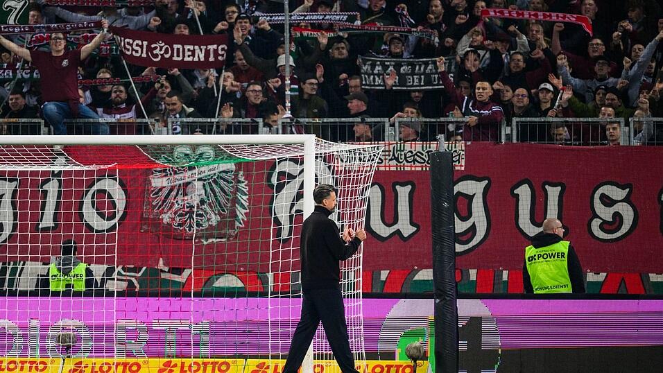 Nach der Niederlage gegen Dortmund bedankt sich Sandro Wagner in der Kurve für die Unterstützung der Fans. Nach der Niederlage gegen Dortmund bedankt sich Sandro Wagner in der Kurve für die Unterstützung der Fans.