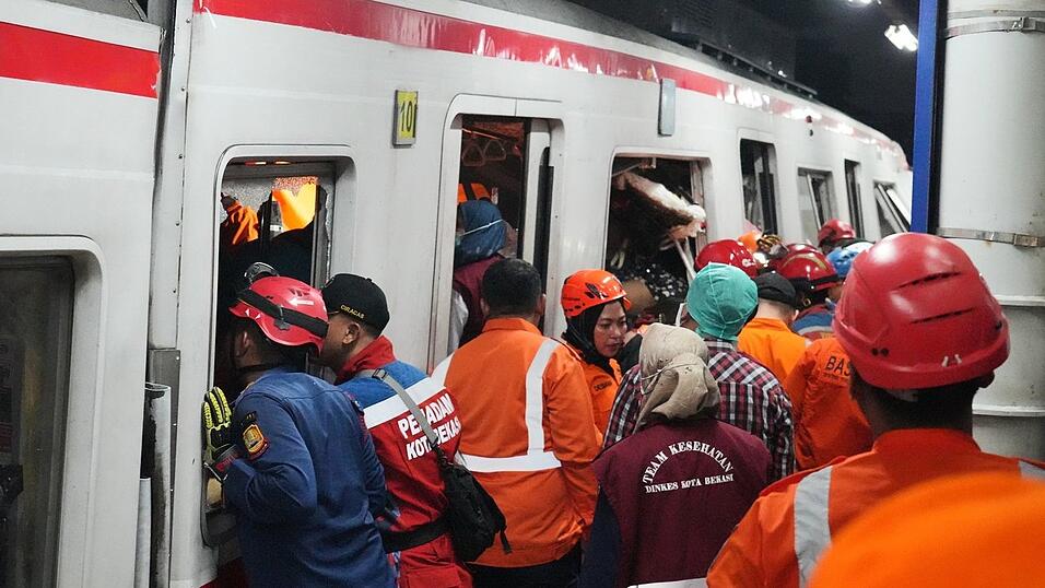 Rettungskr&auml;fte suchten Stunden nach der Zugkollision noch nach Opfern.