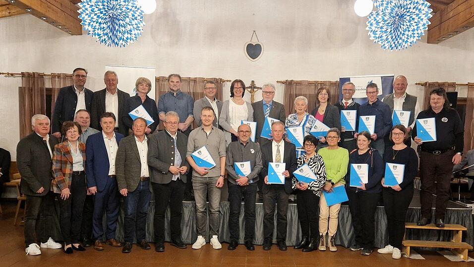 Schiedsrichter und ehrenamtliche Funktionäre wurden von Landrat Josef Laumer ausgezeichnet.