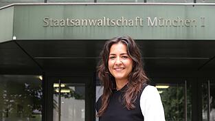 Staatsanwältin Melissa Jilg am Eingang der Staatsanwaltschaft München I an der Linprunstraße.