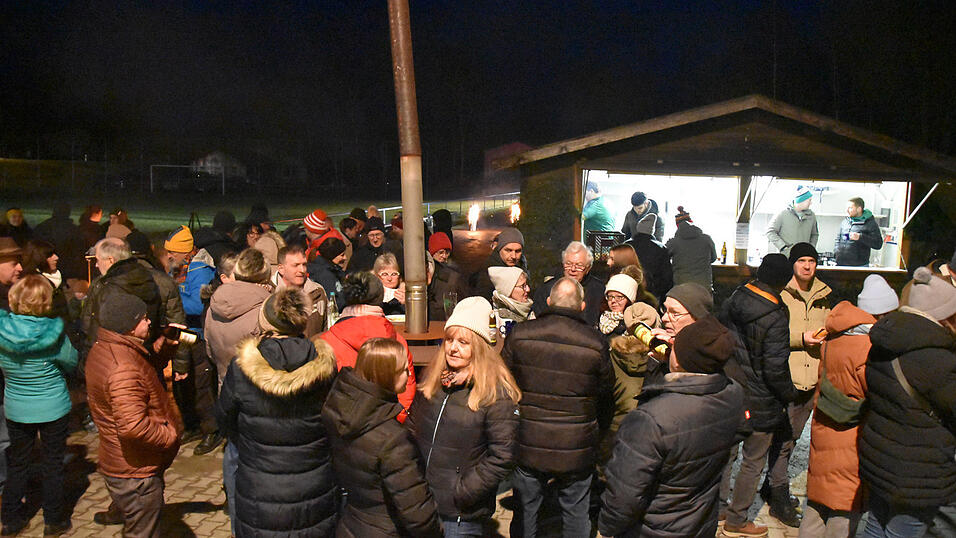 Schnell f&uuml;llte sich der Platz auf dem Sportgel&auml;nde.