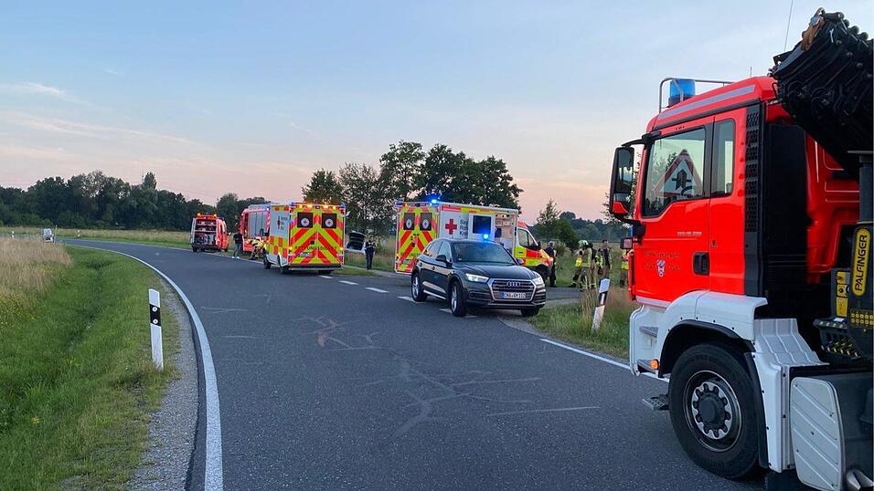 Ein junger Mann ist mit seinem Wagen am Freitag bei Altenmarkt von der Straße abgekommen. Die Fahrt endet im Graben. Ein junger Mann ist mit seinem Wagen am Freitag bei Altenmarkt von der Straße abgekommen. Die Fahrt endet im Graben.