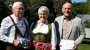 Wallersdorfs B&uuml;rgermeister Franz Aster gratulierte Sieglinde und Helmut Maryniak zu einem besonderen Ehejubil&auml;um, dem 65. Hochzeitstag.