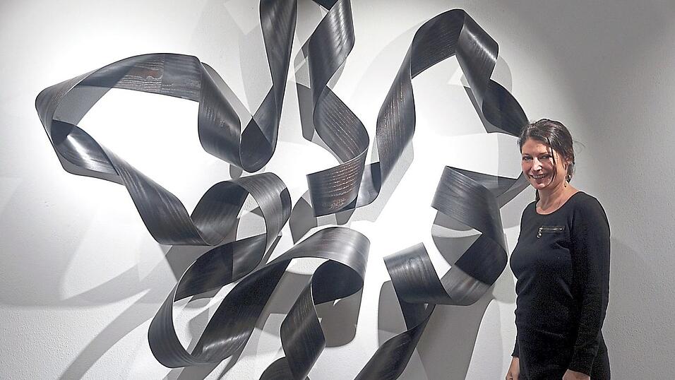 Galeristin Isabelle Lesmeister vor einem Werk von Jeremy Holmes