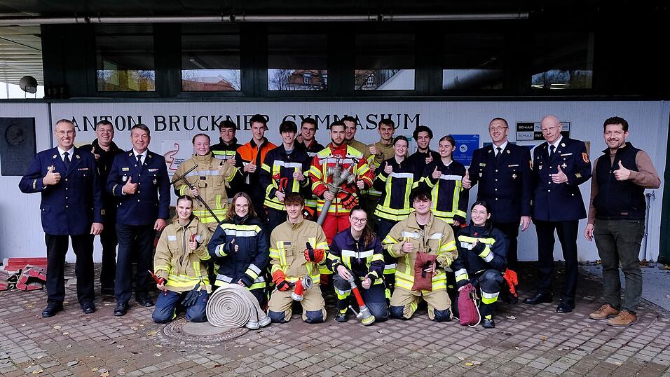 Die 'FFW-ABG' nach bestander Prüfung zum Feuerwehrmann mit Prüfern und Feuerwehrlehrer Max Scholz (l.) Die 'FFW-ABG' nach bestander Prüfung zum Feuerwehrmann mit Prüfern und Feuerwehrlehrer Max Scholz (l.)