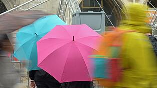Für die kommenden Tage heißt es: Regenschirm nicht vergessen. (Archivfoto)