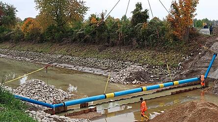 Nach dem Umbau des Kettengehänges klappte die Einhebung des dreieinhalb Tonnen schweren Wasserrohres.