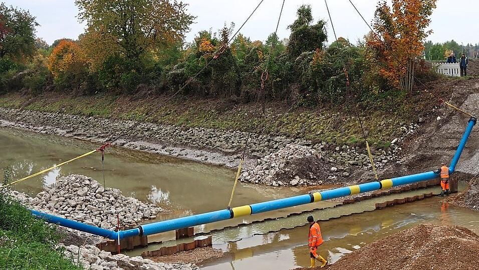 Nach dem Umbau des Kettengehänges klappte die Einhebung des dreieinhalb Tonnen schweren Wasserrohres. Nach dem Umbau des Kettengehänges klappte die Einhebung des dreieinhalb Tonnen schweren Wasserrohres.