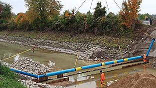 Nach dem Umbau des Kettengehänges klappte die Einhebung des dreieinhalb Tonnen schweren Wasserrohres.