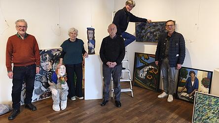 Laudator Hubert Ettl (v.l.) , die K&uuml;nstler Elisabeth Ettl, Otto Wagner und Herbert Muckenschnabl (auf der Leiter) sowie B&uuml;rgermeister Franz Wittmann.