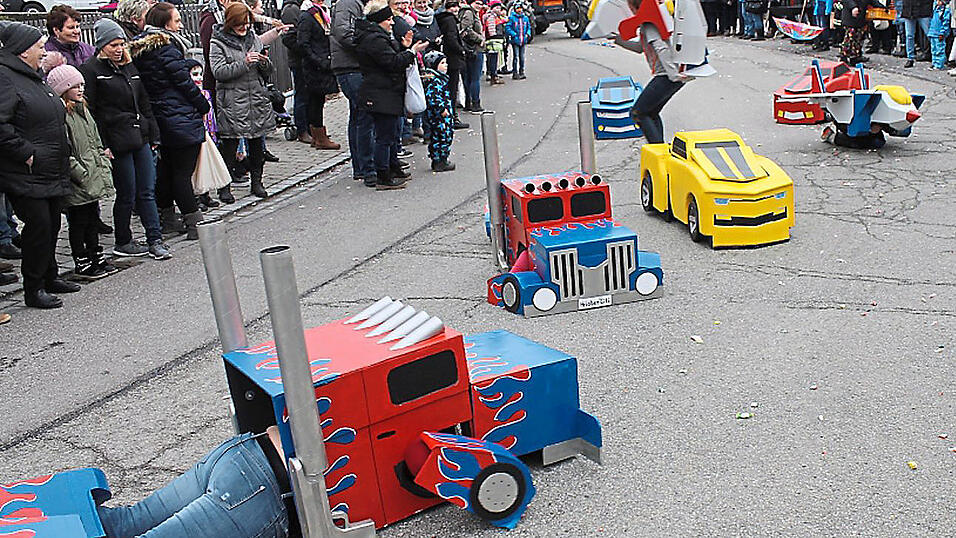 Für diese Transformers gab es bei der Faschingshochzeit in Wiesenfelden im Landkreis Straubing-Bogen einen 'tosenden Beifall'. Für diese Transformers gab es bei der Faschingshochzeit in Wiesenfelden im Landkreis Straubing-Bogen einen 'tosenden Beifall'.