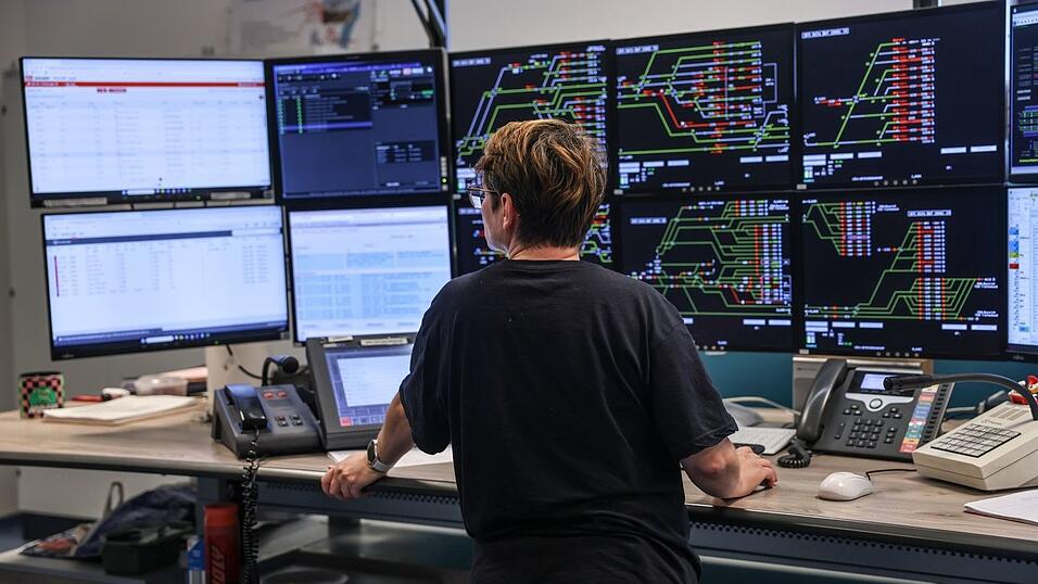 Mit Bildschirmen und Tastatur werden die Zugfahrten in einem modernen elektronischen Stellwerk gesteuert. (Archivbild)