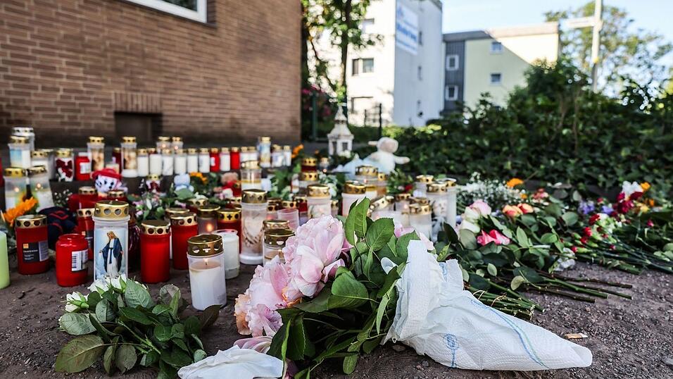 Blumen und Kerzen am Unfallort: In Dinslaken ist die Trauer nach dem Unfalltod zweier Kinder groß. Blumen und Kerzen am Unfallort: In Dinslaken ist die Trauer nach dem Unfalltod zweier Kinder groß.