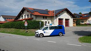 Der „AutBus“ erfasst, ob die Straße frei ist, blinkt, biegt ab: alles eigenständig. Im Testbetrieb ist aber ein Sicherheitsfahrer mit an Bord. Der Bus beginnt seine Runde immer am Feuerwehrhaus Rattenberg. Der „AutBus“ erfasst, ob die Straße frei ist, blinkt, biegt ab: alles eigenständig. Im Testbetrieb ist aber ein Sicherheitsfahrer mit an Bord. Der Bus beginnt seine Runde immer am Feuerwehrhaus Rattenberg.