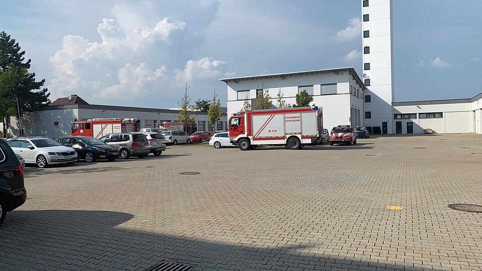 In Straubing in der Carl-Zeiss-Stra&szlig;e wurde eine Fliegerbombe gefunden. Derzeit bereiten sich die Einsatzkr&auml;fte auf eine Entsch&auml;rfung beziehungsweise Sprengung der Bombe vor. Der Sprengmeister wurde &uuml;ber die Lage bereits informiert.