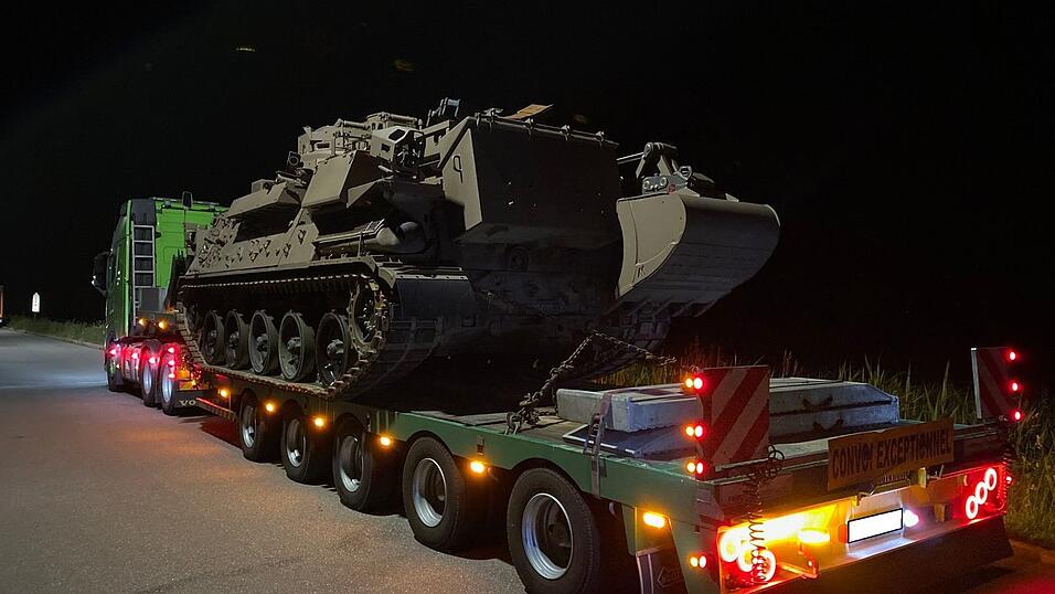 Der Fahrer transportierte einen Kettenpanzer, obwohl er dafür keine Genehmigung hatte. Der Fahrer transportierte einen Kettenpanzer, obwohl er dafür keine Genehmigung hatte.