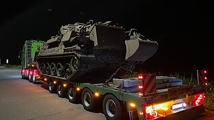 Der Fahrer transportierte einen Kettenpanzer, obwohl er dafür keine Genehmigung hatte.