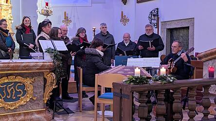 Die &bdquo;Gr&uuml;abigen&ldquo;, der &bdquo;Dreigsang&ldquo; und die &bdquo;Prackenbacher Stubenmusik&ldquo; sangen und spielten gemeinsam viele verschiedene St&uuml;cke.