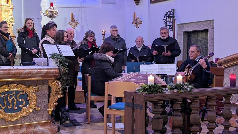 Die „Grüabigen“, der „Dreigsang“ und die „Prackenbacher Stubenmusik“ sangen und spielten gemeinsam viele verschiedene Stücke. Die „Grüabigen“, der „Dreigsang“ und die „Prackenbacher Stubenmusik“ sangen und spielten gemeinsam viele verschiedene Stücke.