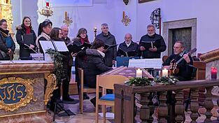 Die „Grüabigen“, der „Dreigsang“ und die „Prackenbacher Stubenmusik“ sangen und spielten gemeinsam viele verschiedene Stücke. Die „Grüabigen“, der „Dreigsang“ und die „Prackenbacher Stubenmusik“ sangen und spielten gemeinsam viele verschiedene Stücke.