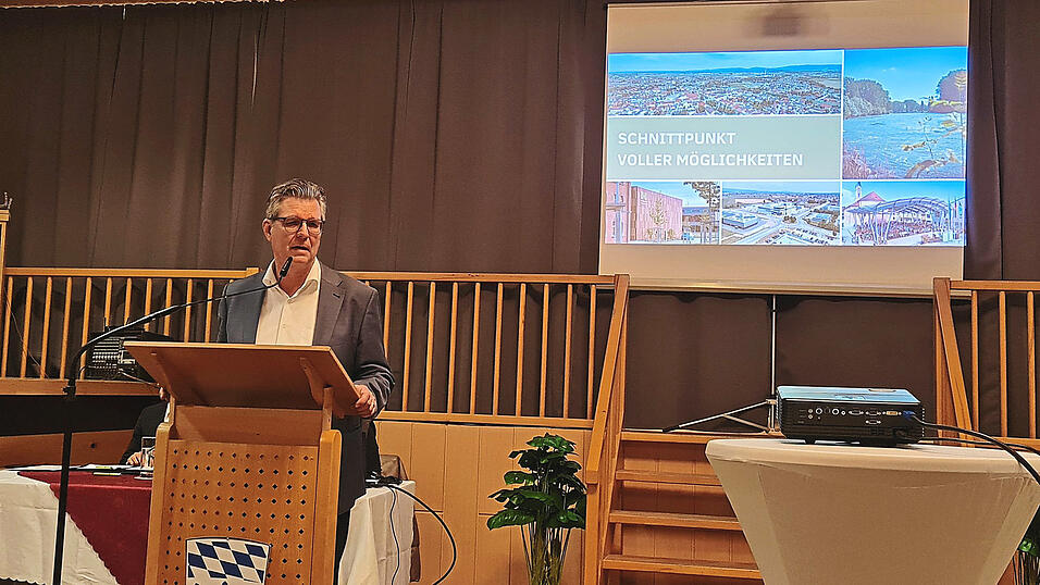 B&uuml;rgermeister Hans Schmalhofer informierte im Pielweichser Dorfkrug.