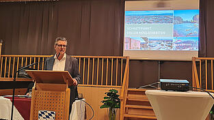 B&uuml;rgermeister Hans Schmalhofer informierte im Pielweichser Dorfkrug.