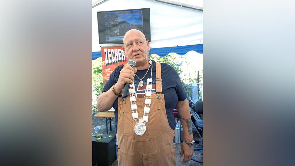 Arno Birkenfelder bedankte sich für die Auszeichnung. Arno Birkenfelder bedankte sich für die Auszeichnung.