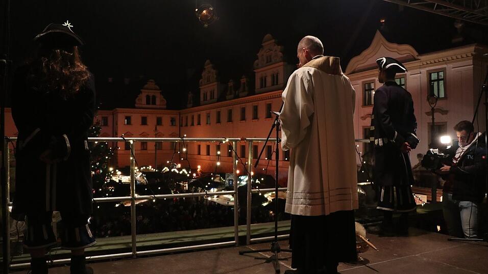 Der Weihnachtsmarkt auf Schloss Sankt Emmeram in Regensburg wurde am Freitag feierlich er&ouml;ffnet.