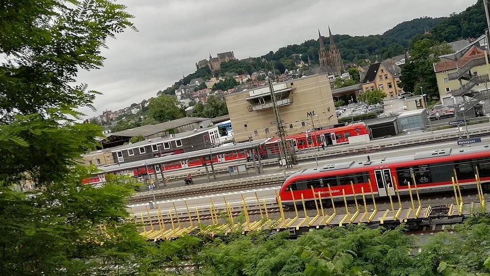 Am Bahnhof angekommen, bietet eine Br&uuml;cke &uuml;ber den Gleisen einen tollen Blick auf die Stadt.