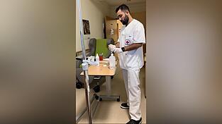 Zehn Jahre nach der Flucht hat es Tarek Kftaro geschafft und seinen Traumberuf als Pflegefachkraft realisiert.