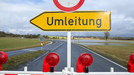 Im Mai sollen beide Stra&szlig;en wieder befahrbar sein. Ob das gelingt, h&auml;nge aber von der Witterung ab, teilt das Landratsamt Deggendorf mit. (Symbolbild)