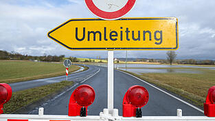 Im Mai sollen beide Straßen wieder befahrbar sein. Ob das gelingt, hänge aber von der Witterung ab, teilt das Landratsamt Deggendorf mit. (Symbolbild) Im Mai sollen beide Straßen wieder befahrbar sein. Ob das gelingt, hänge aber von der Witterung ab, teilt das Landratsamt Deggendorf mit. (Symbolbild)