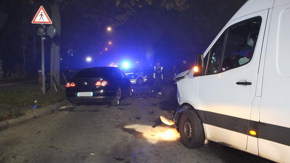 Beide Fahrzeuge waren nicht mehr fahrt&uuml;chtig und wurden abgeschleppt.