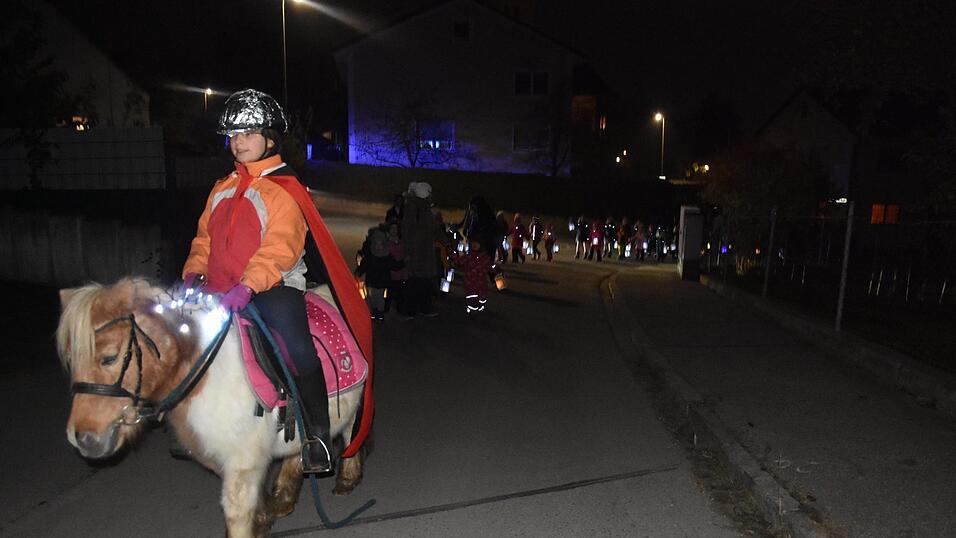 Der Laternen-Umzug in Sandelzhausen fand auch heuer wieder mit einem reitenden St. Martin statt.