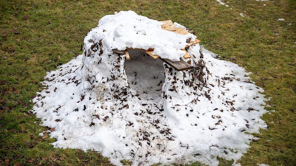 Auch die gr&ouml;&szlig;ten Bauwerke aus Schnee und Eis verlieren irgendwann den Kampf gegen milde Temperaturen. (Symbolbild)