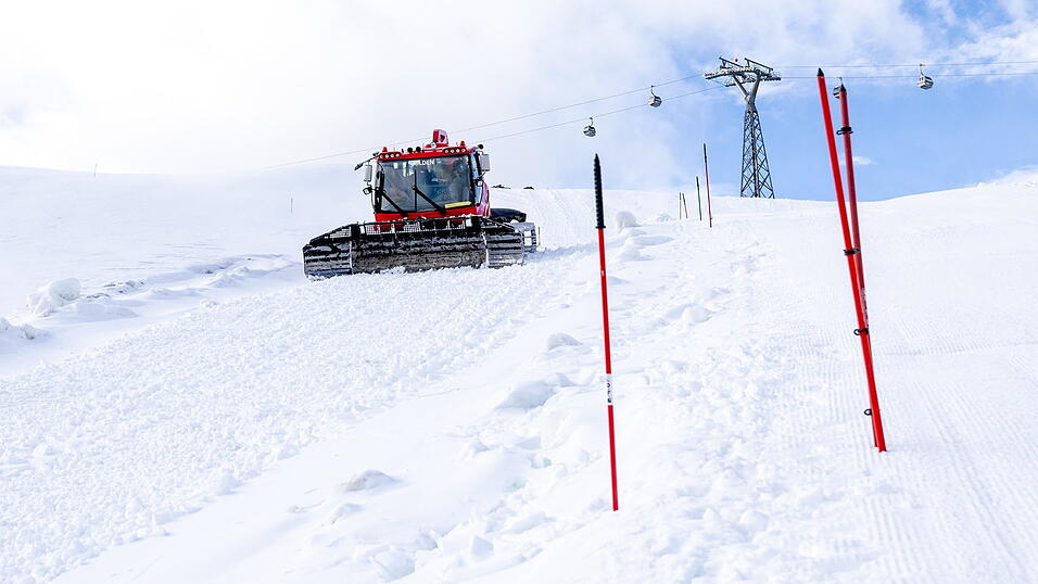 Ein Pistenbully fährt während einer Schneekontrolle. 