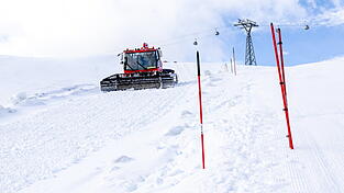 Ein Pistenbully fährt während einer Schneekontrolle.  Ein Pistenbully fährt während einer Schneekontrolle.