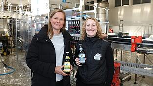 Geschäftsführerin Katalina Kemenyfy (l.) und Braumeisterin Miriam Engleder. Geschäftsführerin Katalina Kemenyfy (l.) und Braumeisterin Miriam Engleder.