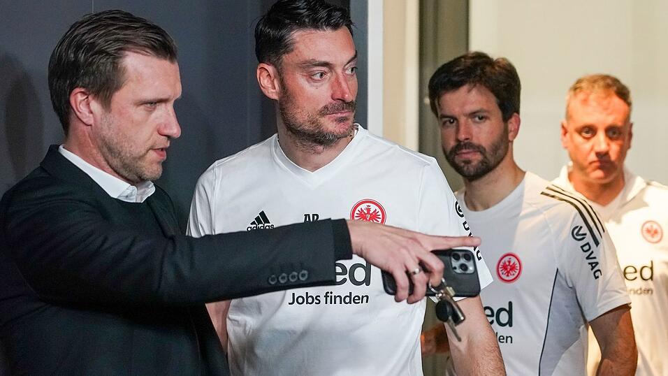 Beim Amtsantritt von Albert Riera war zwischen ihm und Sportvorstand Markus Kr&ouml;sche (l) noch alles gut. (Archivbild)