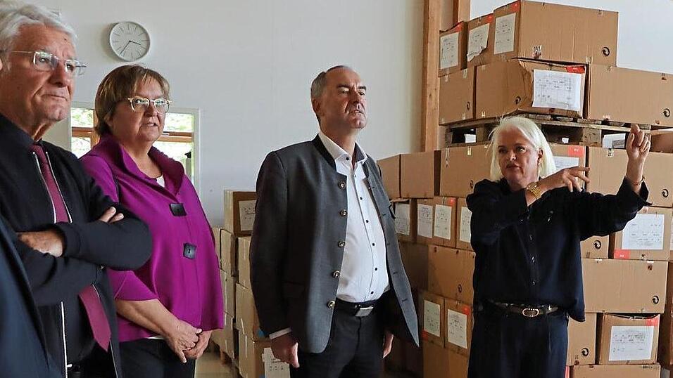 Eveline Schönleber (rechts) zeigte Hubert Aiwanger die Logistikhalle. Dort kommissionieren Mitarbeiter die Waren. Das Unternehmen will die Halle kommendes Jahr erweitern. Eveline Schönleber (rechts) zeigte Hubert Aiwanger die Logistikhalle. Dort kommissionieren Mitarbeiter die Waren. Das Unternehmen will die Halle kommendes Jahr erweitern.