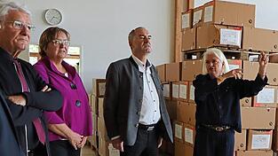 Eveline Schönleber (rechts) zeigte Hubert Aiwanger die Logistikhalle. Dort kommissionieren Mitarbeiter die Waren. Das Unternehmen will die Halle kommendes Jahr erweitern. Eveline Schönleber (rechts) zeigte Hubert Aiwanger die Logistikhalle. Dort kommissionieren Mitarbeiter die Waren. Das Unternehmen will die Halle kommendes Jahr erweitern.