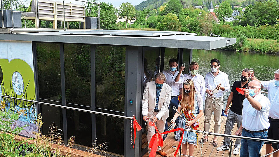 Riedenburgs B&uuml;rgermeister Thomas Zehetbauer, Dreiburgenk&ouml;nigin Selina Hirsch und Landrat Martin Neumeyer (v. l.) beim Durchschneiden des roten Bandes an der Schiffsregling.