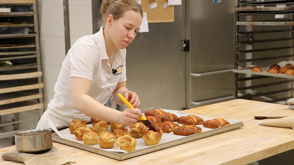 Valerie Gerstmeir lässt kleine Werke aus Plunderteig entstehen.