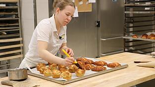 Valerie Gerstmeir lässt kleine Werke aus Plunderteig entstehen. Valerie Gerstmeir lässt kleine Werke aus Plunderteig entstehen.