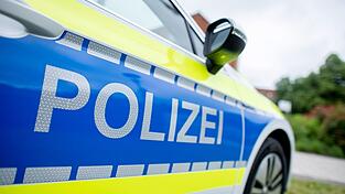 Die Polizei stellt die beiden Anscheinswaffen der Jugendlichen sicher. (Symbolbild) Die Polizei stellt die beiden Anscheinswaffen der Jugendlichen sicher. (Symbolbild)
