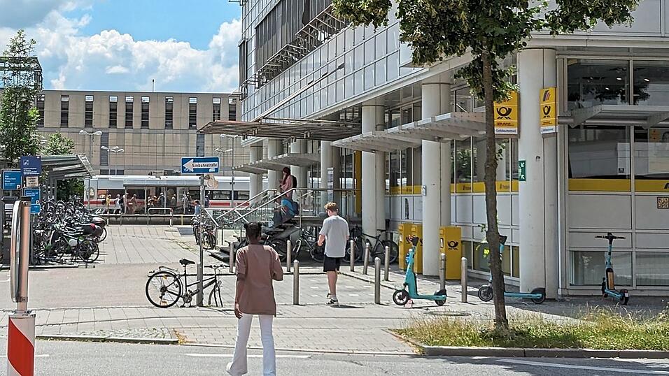 Die Post in der Bahnhofstraße wird - sobald eine Partneragentur gefunden ist - ihre Brief- und Paketangebote einstellen und nur noch Bankkunden beraten. Die Post in der Bahnhofstraße wird - sobald eine Partneragentur gefunden ist - ihre Brief- und Paketangebote einstellen und nur noch Bankkunden beraten.